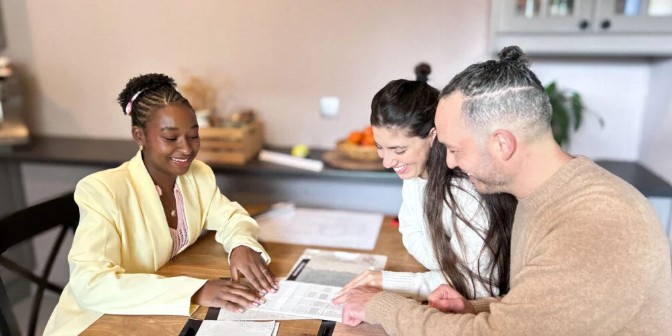 Cécile en consultation avec des clients sur un projet d'aménagement intérieur