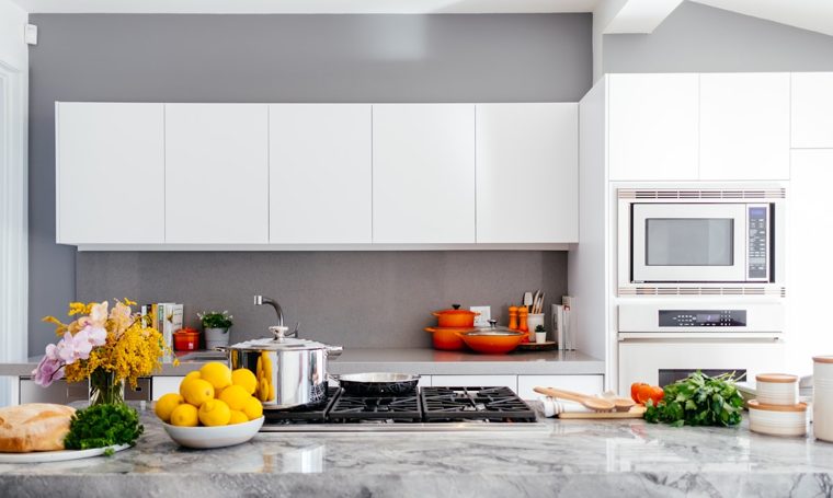 Cuisine sur-mesure aux lignes épurées