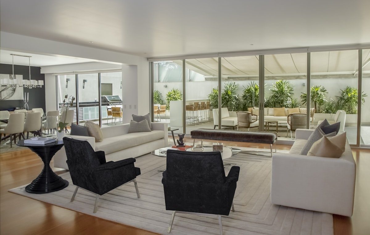 Séjour lumineux et modulable aménagé par Deden Home Architecture